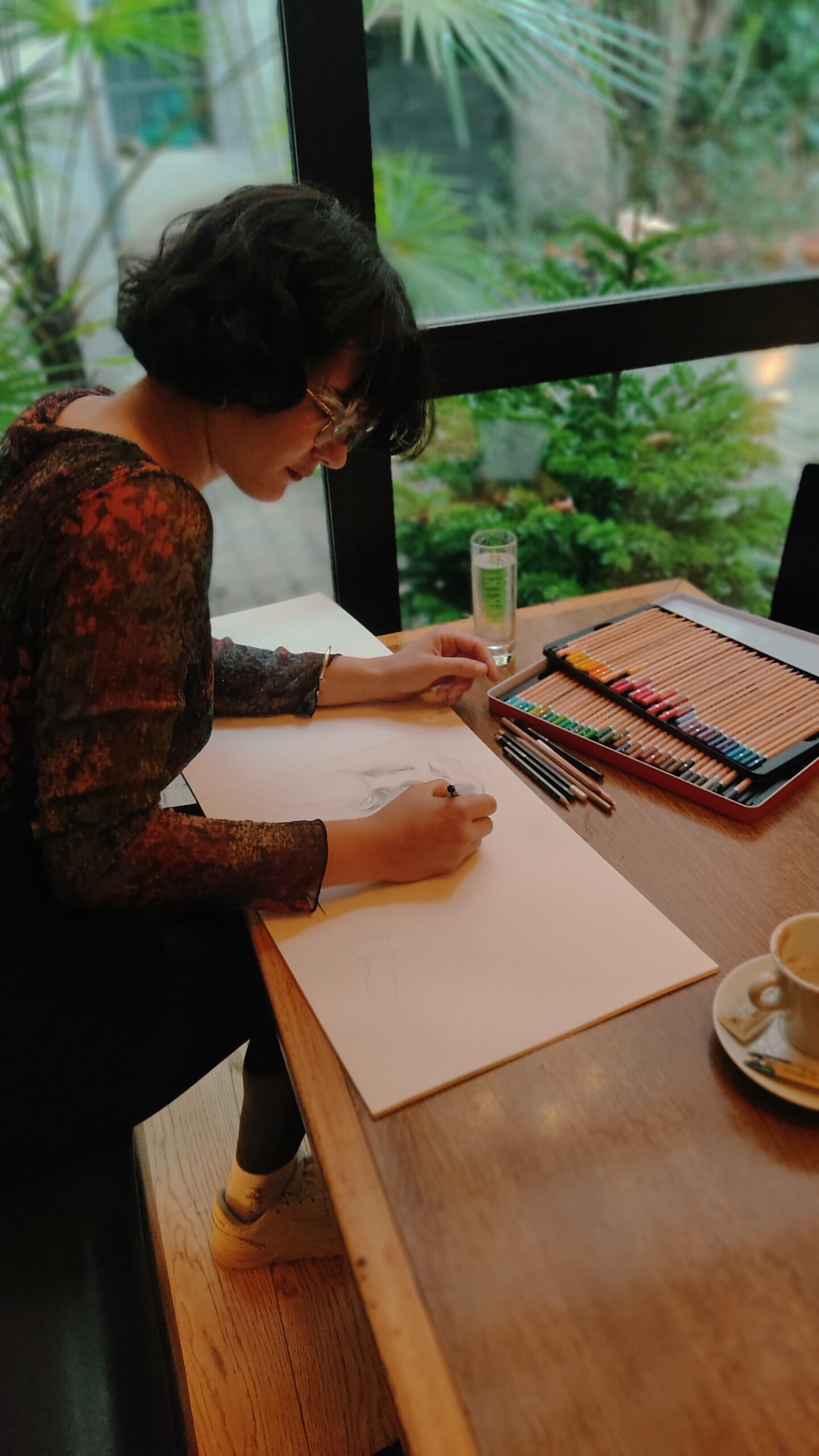 Andrea Artiste illustratrice aux crayons de couleur
